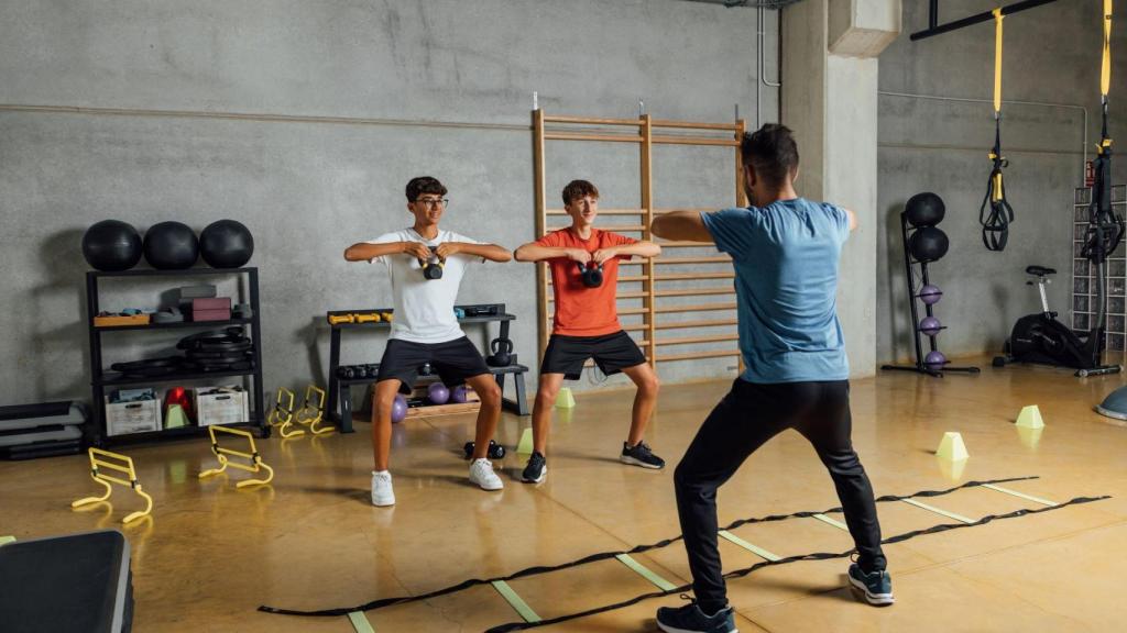 Adolescentes entrenando fuerza con un monitor