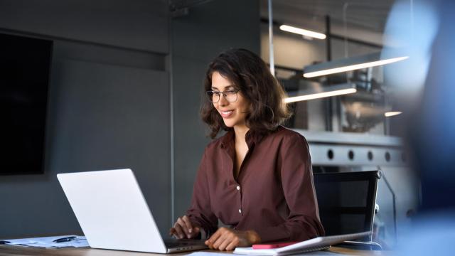 Una mujer trabaja en una oficina, en una imagen de Shutterstock.