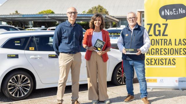 La consejera de Políticas Sociales, Marian Orós. Sergio Artal (Cooperativa de taxis) y Miguel Ángel Perdiguero (Asociación provincial autotaxi).