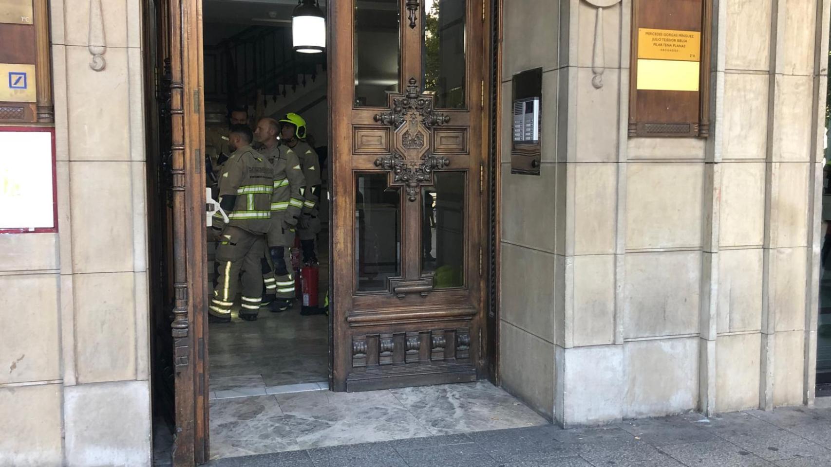 Los bomberos de Zaragoza trabajando en el cuadro de luces afectado