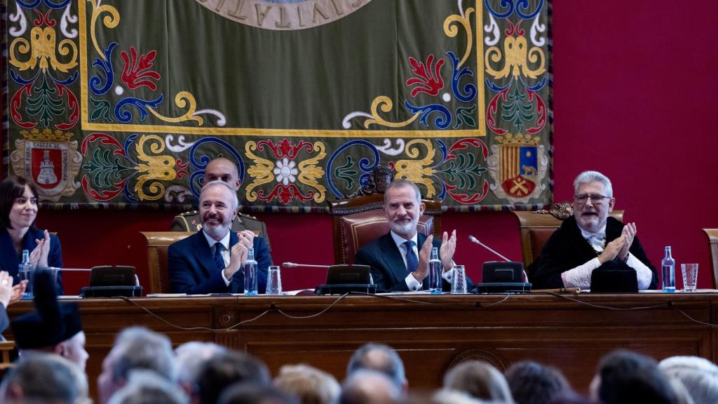 El rey Felipe VI presidiendo la apertura del curso universitario en Zaragoza, junto a el presidente del Gobierno de Argón y el rector de la institución.