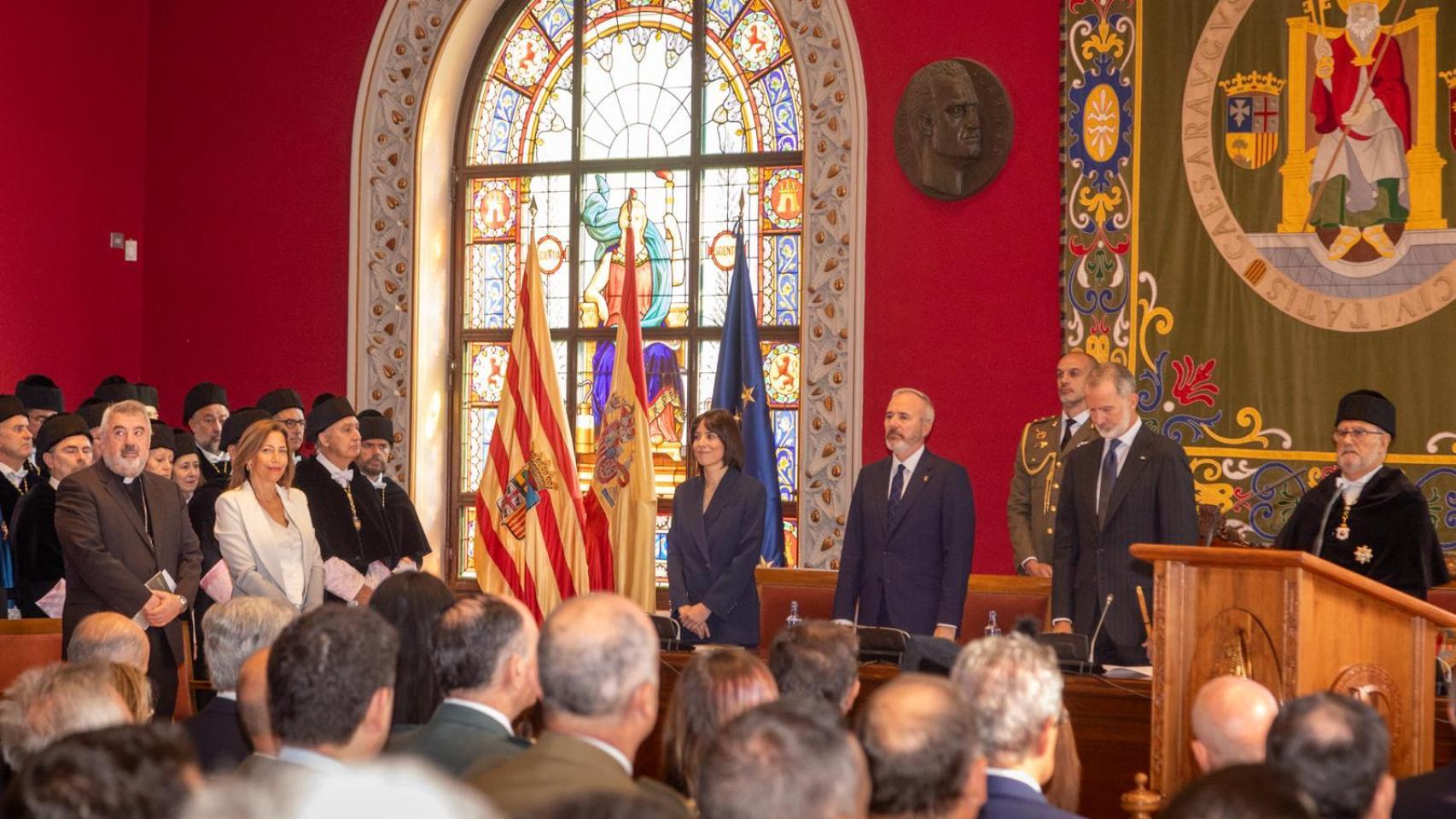 La ministra de Ciencia, Innovación y Universidades, Diana Morant, y el presidente del Gobierno de Aragón, Jorge Azcón, en la apertura universitaria junto al Rey.