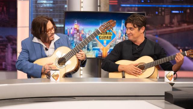 Pablo Motos regala dos guitarras españolas a Johnny Depp y Riccardo Scamarcio en 'El Hormiguero'.