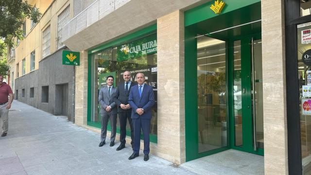 Juan Salvador Santamaría, director Urbana 3 Madrid, Alejandro Hidalgo, jefe área de Expansión y Cipriano García, director General, en la inauguración de la nueva oficina