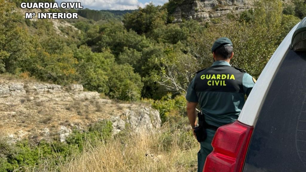 Un agente de la Guardia Civil trabajando en un operativo