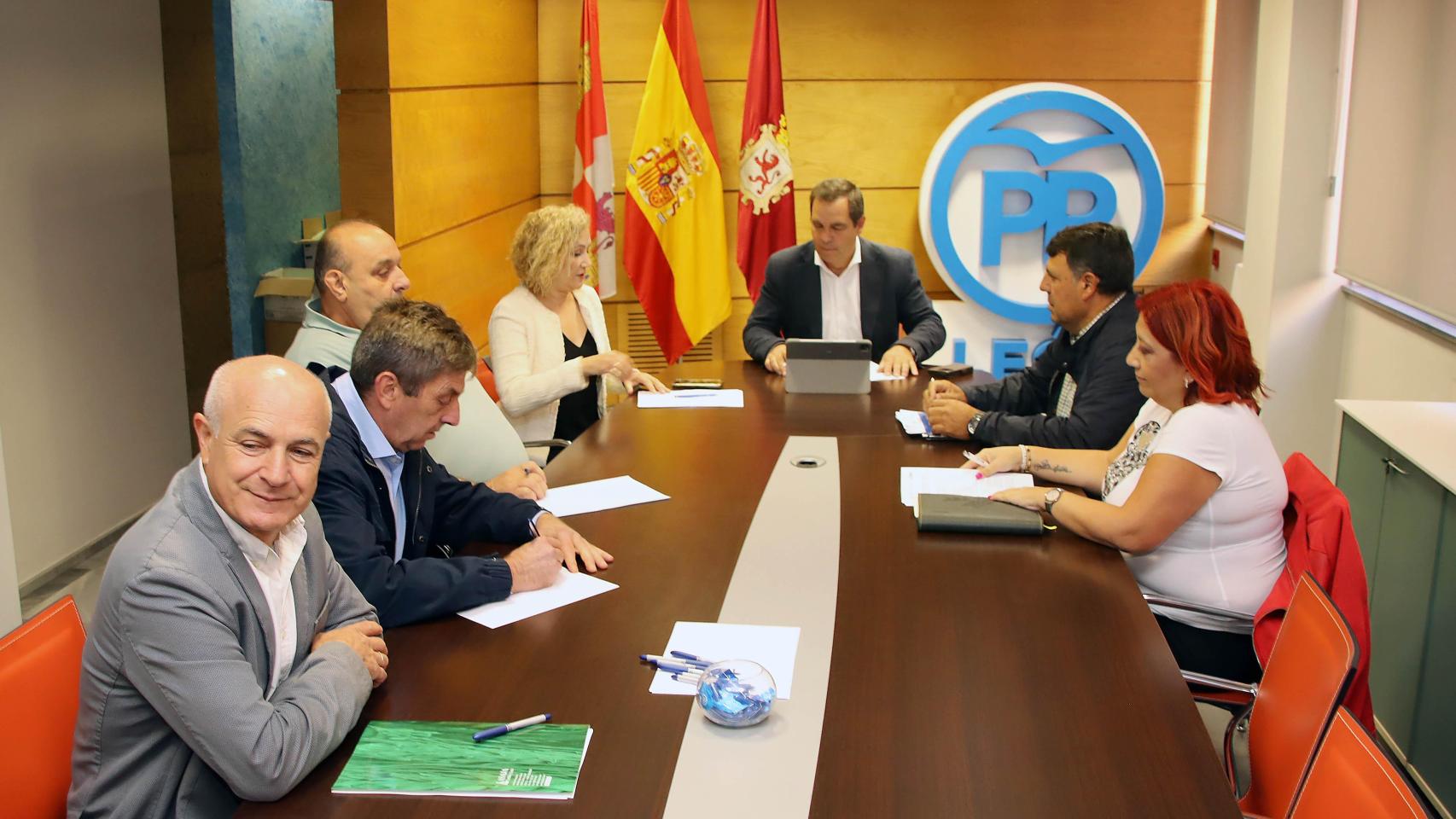 El portavoz del Partido Popular de Agricultura, Alimentación y Pesca en el Congreso de los Diputados, Pedro Gallardo, y la diputada Silvia Franco se reúnen con las opas de León.