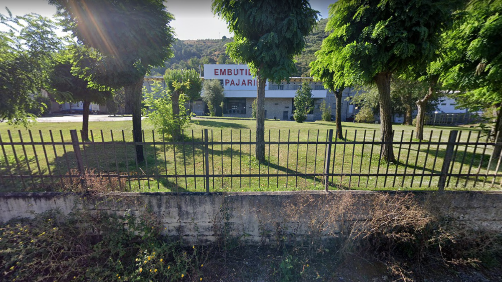 Imagen del exterior de la empresa de embutidos donde ha ocurrido el accidente