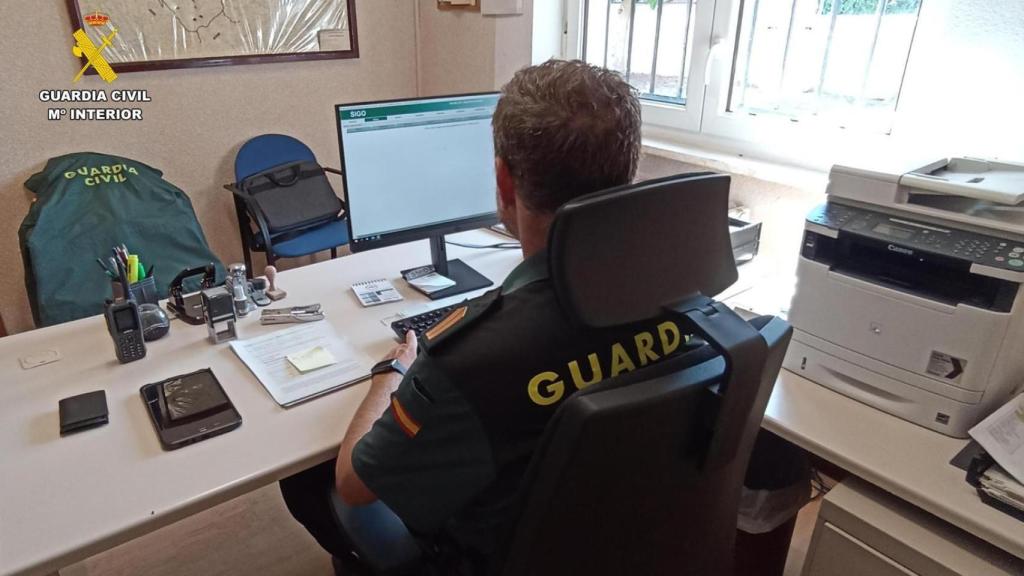 Un agente de la Guardia Civil investigando el caso