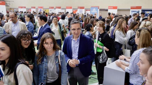 El rector, Juan Manuel Corchado, visita la Feria de Bienvenida de la USAL