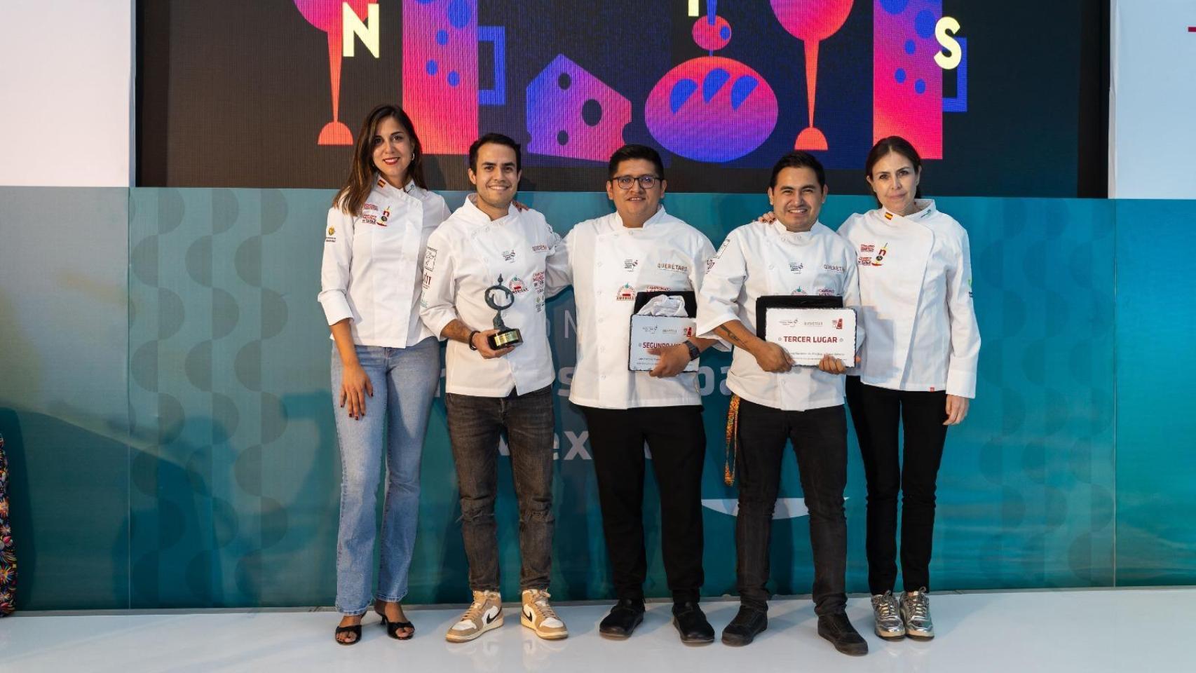 La concejala de Turismo, Eventos y Marca Ciudad, Blanca Jiménez, con los ganadores del Concurso de Tapas de las Américas