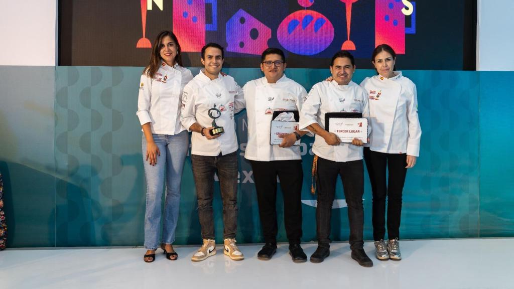 La concejala de Turismo, Eventos y Marca Ciudad, Blanca Jiménez, con los ganadores del Concurso de Tapas de las Américas