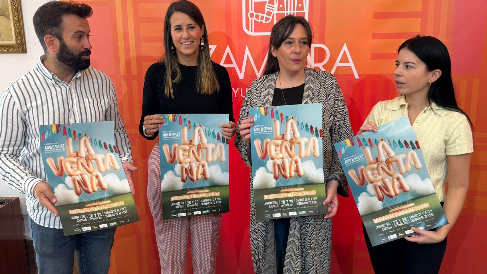 El concejal de Promoción Económica y Protección Ciudadana, David Gago; la técnico de Comunicación de la Fundación Caja Rural, Laura Huertos; y las promotoras y emprendedoras zamoranas Cristina Cardeñosa y Ana Rosa González, en la presentación del mercado de tendencias La Ventana en Zamora