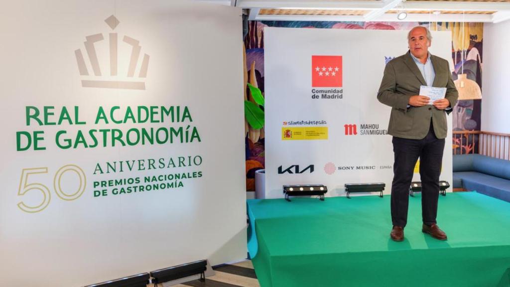 Luis Suárez de Lezo, presidente de la Real Academia de Gastronomía, durante su presentación de la gala 50 aniversario.