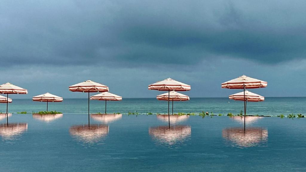 La piscina se funde con el Mar Mediterráneo, como postal para disfrutar de la cocina de Quique Dacosta.