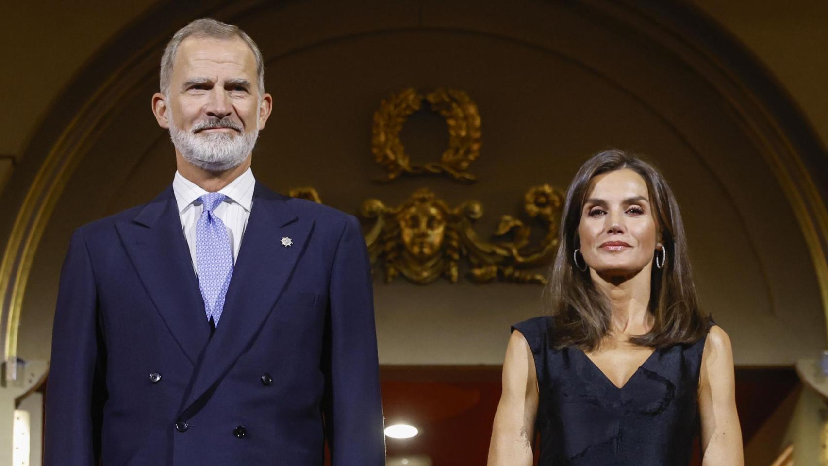 Los reyes, Felipe VI y Letizia, en el Palco Real del Teatro Real de Madrid.