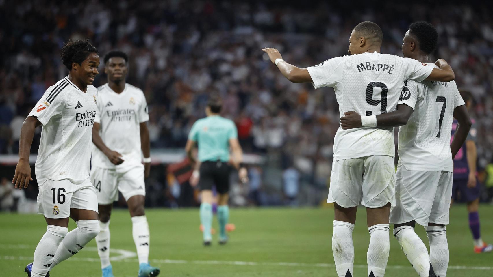 Endrick celebra con Mbappé y Vinicius