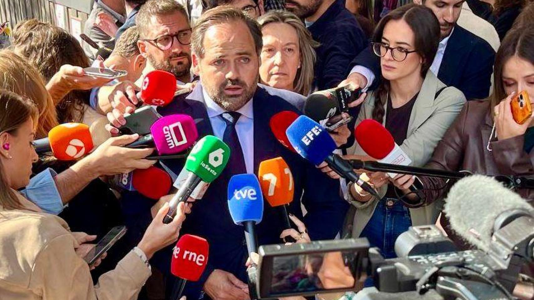 Paco Núñez, este lunes con los periodistas antes de entrar a la Ejecutivo Nacional del PP en Madrid.