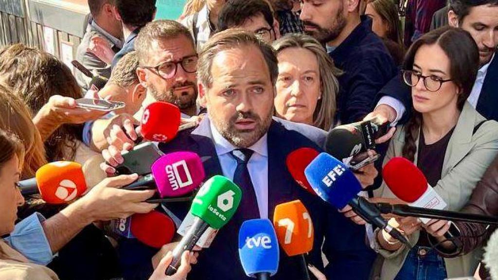 Paco Núñez, este lunes con los periodistas antes de entrar a la Ejecutivo Nacional del PP en Madrid.