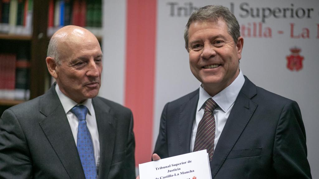 Vicente Rouco junto a Emiliano García-Page este lunes en la presentación de la Memoria Judicial.