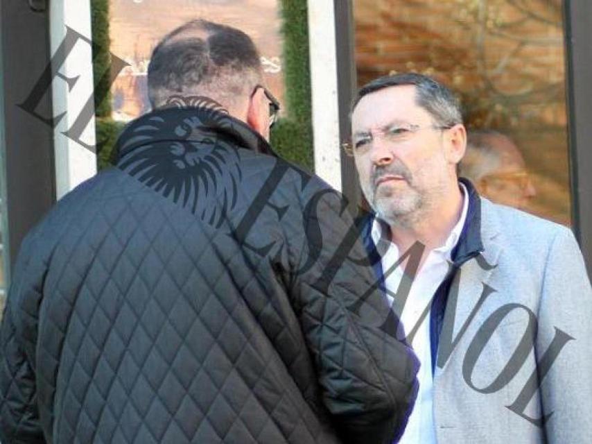 Koldo García, de espaldas, con el constructor José Ruz en una imagen tomada por la Guardia Civil durante los seguimientos al exasesor de Ábalos.