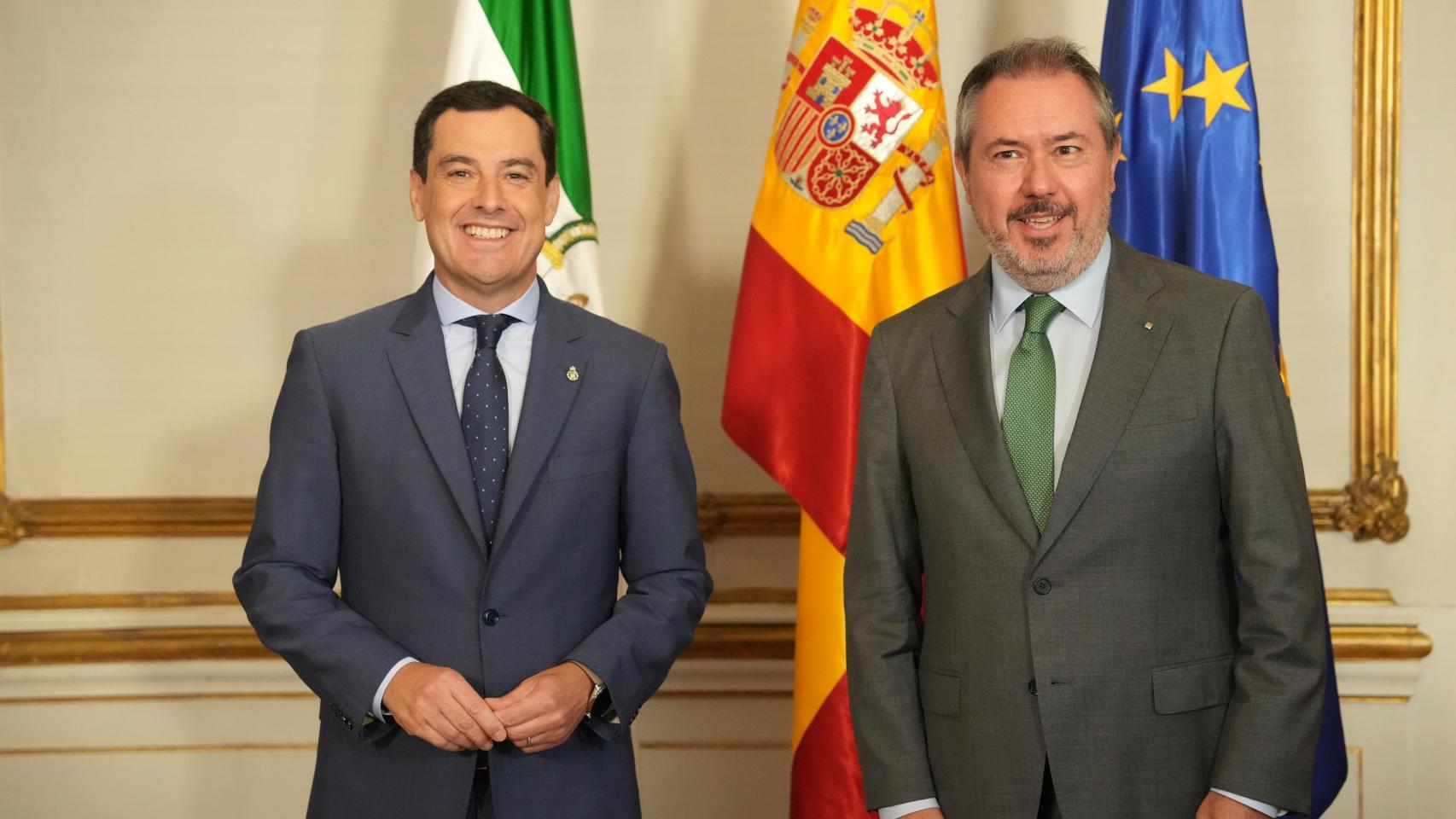 El presidente de la Junta de Andalucía, Juanma Moreno, y el líder del PSOE en Andalucía, Juan Espadas.