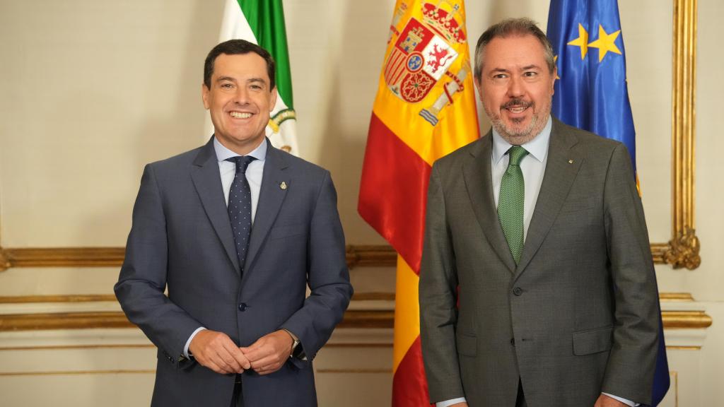 El presidente de la Junta de Andalucía, Juanma Moreno, y el líder del PSOE en Andalucía, Juan Espadas.