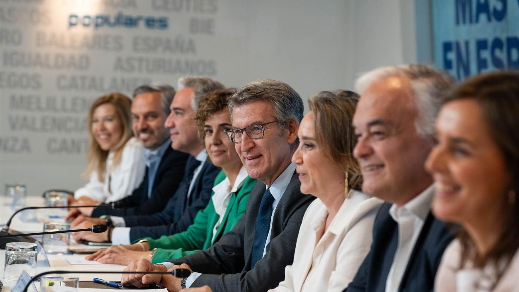 Feijóo flanqueado por Cuca Gamarra y Dolors Monserrat durante la reunión del Comité Ejecutivo Nacional del pasado 11 de junio.