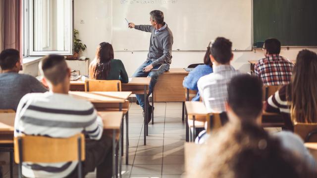 Un profesor de secundaria dando clase.