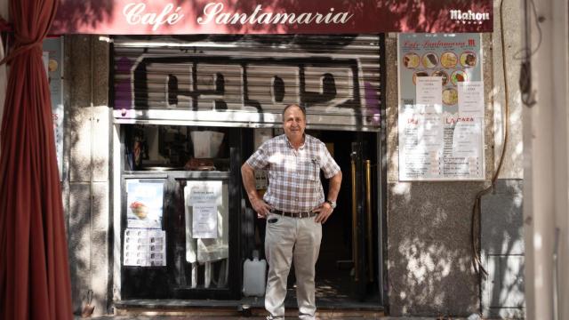 Juan Díaz, subiendo la persiana del recién cerrado Café Santamaría, para mostrárselo a EL ESPAÑOL.