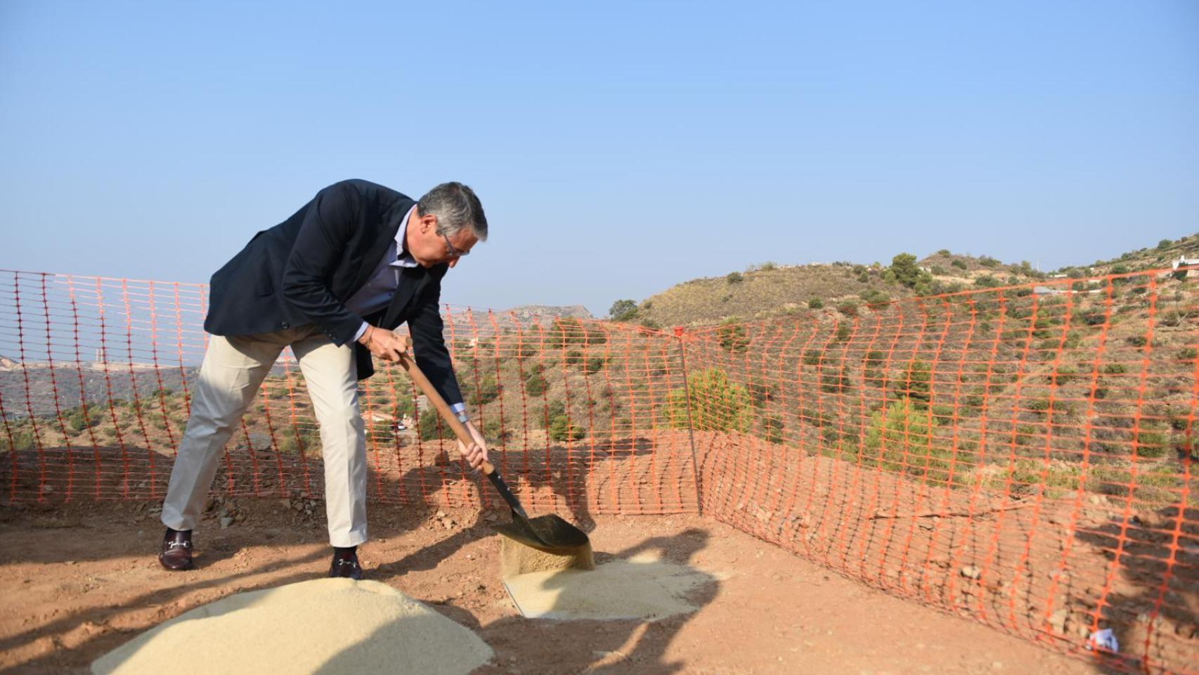 Francisco Salado, alcalde de Rincón de la Victoria, colocando la primera piedra del parque de bomberos.