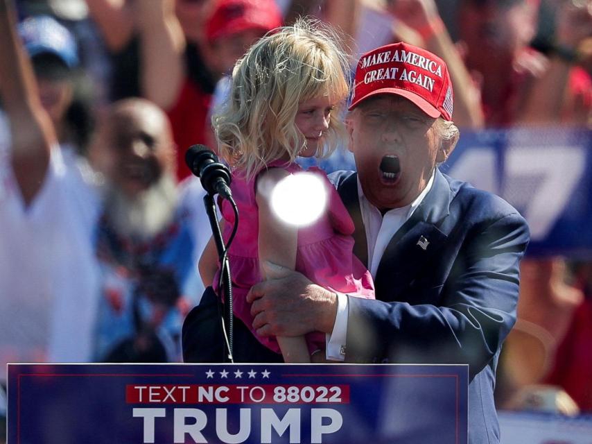 Donald Trump sostiene a su nieta Carolina, durante un acto de campaña en Wilmington (Carolina del Norte).