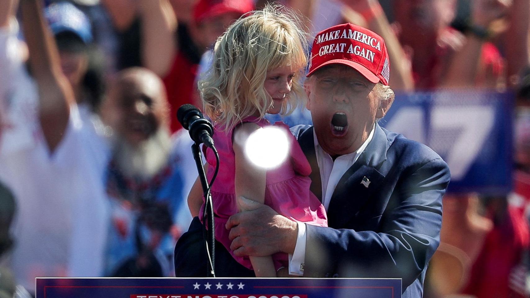 Donald Trump sostiene a su nieta Carolina, durante un acto de campaña en Wilmington (Carolina del Norte), este domingo.