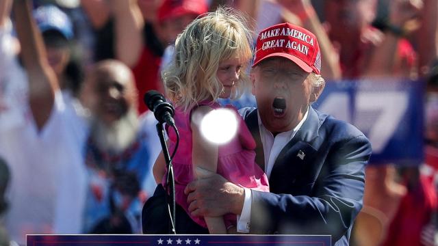 Donald Trump sostiene a su nieta Carolina, durante un acto de campaña en Wilmington (Carolina del Norte).