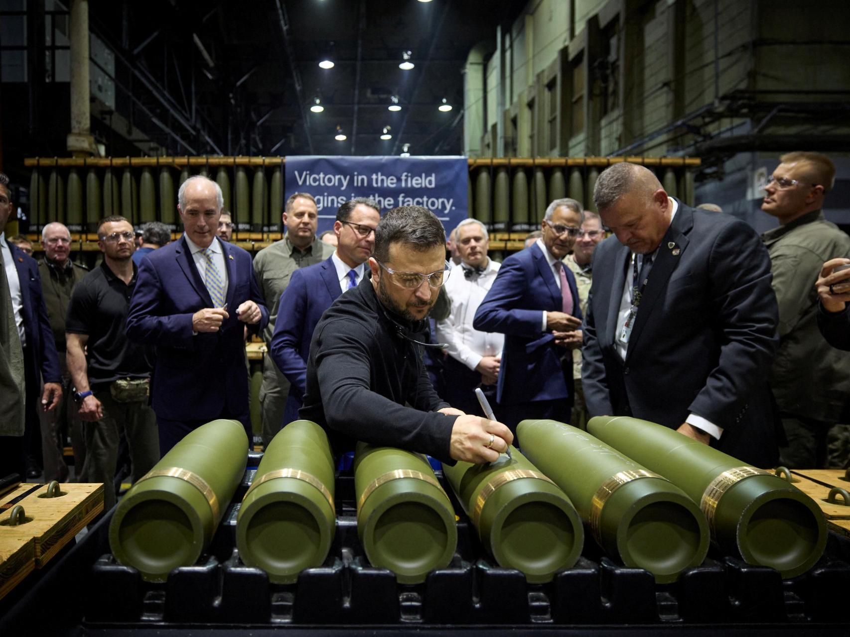 Volodímir Zelenski, en su visita a una fábrica armamentística en Estados Unidos.