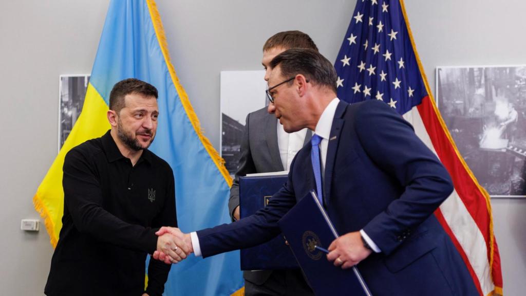 Zelenski estrecha la mano del gobernador de Pensilvania, Josh Shapiro, durante su visita a la planta de municiones del ejército de Scranton.