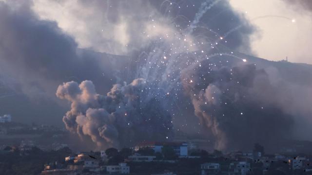 Un bombardeo israelí observado desde la ciudad de Tiro, en el sur del Líbano, este 23 de septiembre.