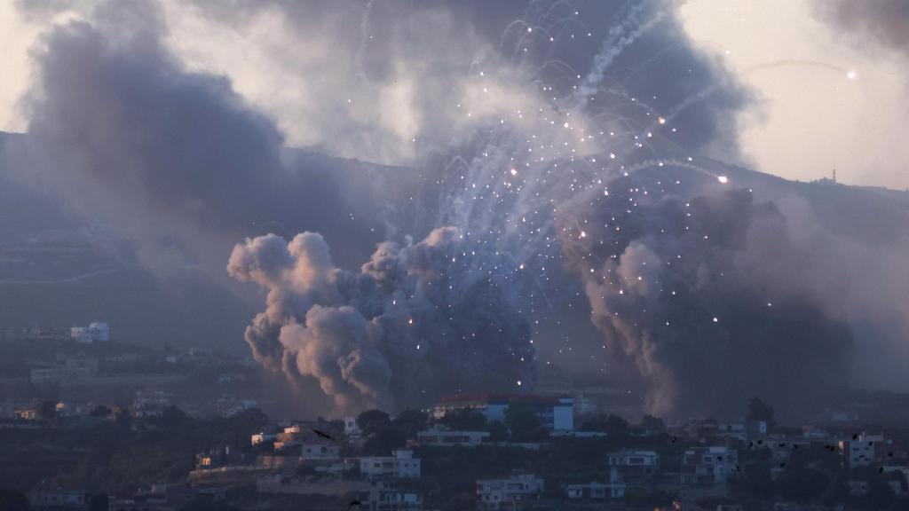 Un bombardeo israelí observado desde la ciudad de Tiro, en el sur del Líbano, este 23 de septiembre.