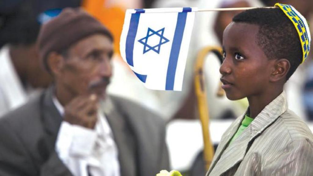 Un niño de origen etíope, en el aeropuerto de Tel Aviv.