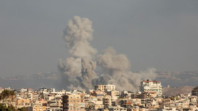 El humo se eleva en medio de las hostilidades transfronterizas en curso entre Hezbolá y las fuerzas israelíes, en Tiro, sur del Líbano.