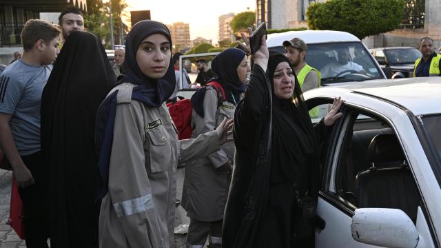 Una familia llega desde el sur de Líbano a un refugio improvisado en Beirut.