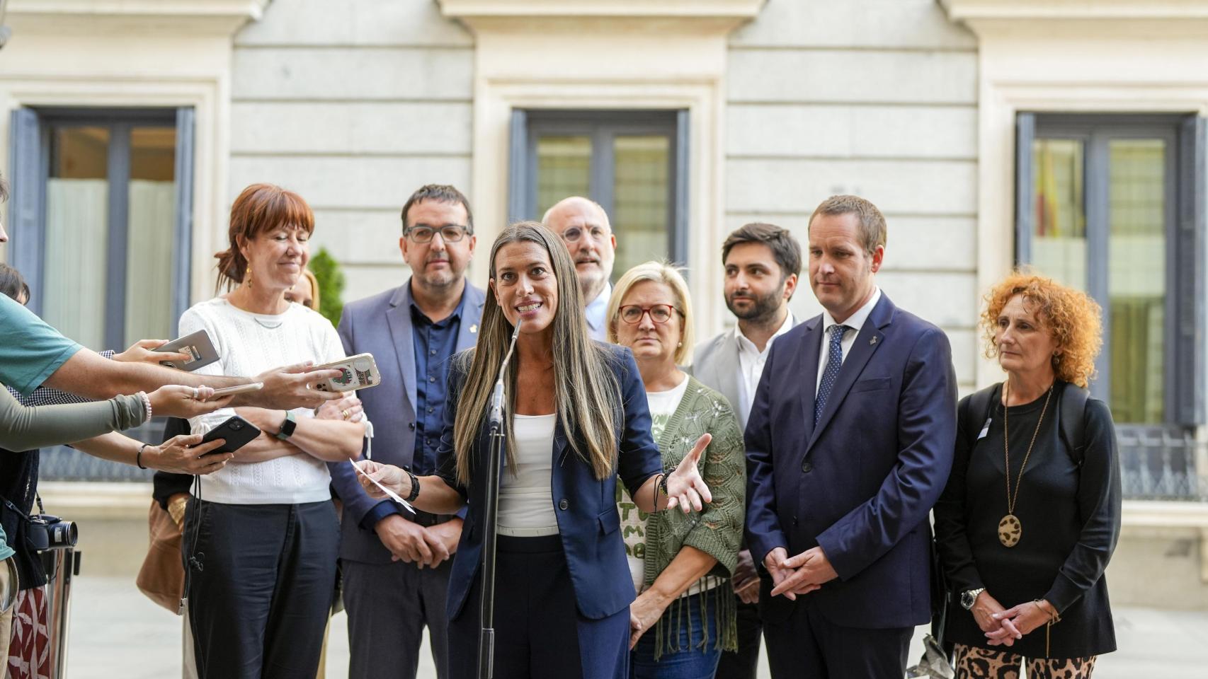 Diputados de Junts junto al Congreso de los Diputados.