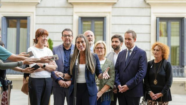 Diputados de Junts junto al Congreso de los Diputados.