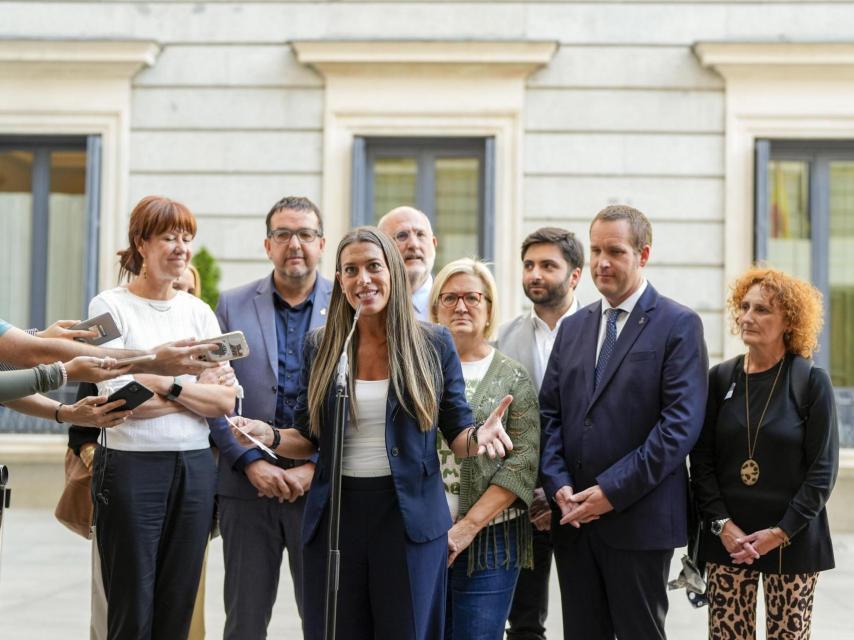 Diputados de Junts junto al Congreso de los Diputados.