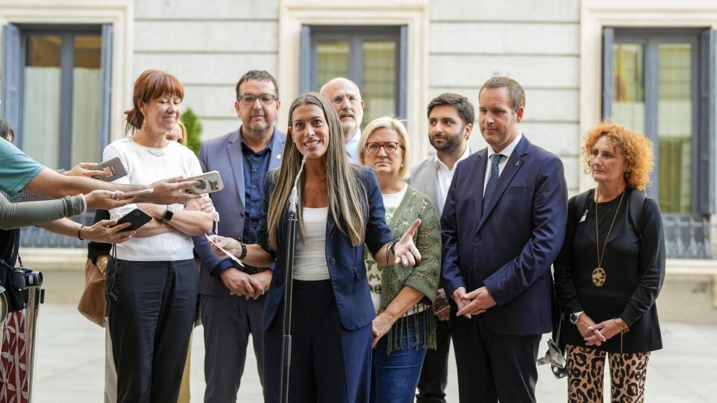 Diputados de Junts junto al Congreso de los Diputados.