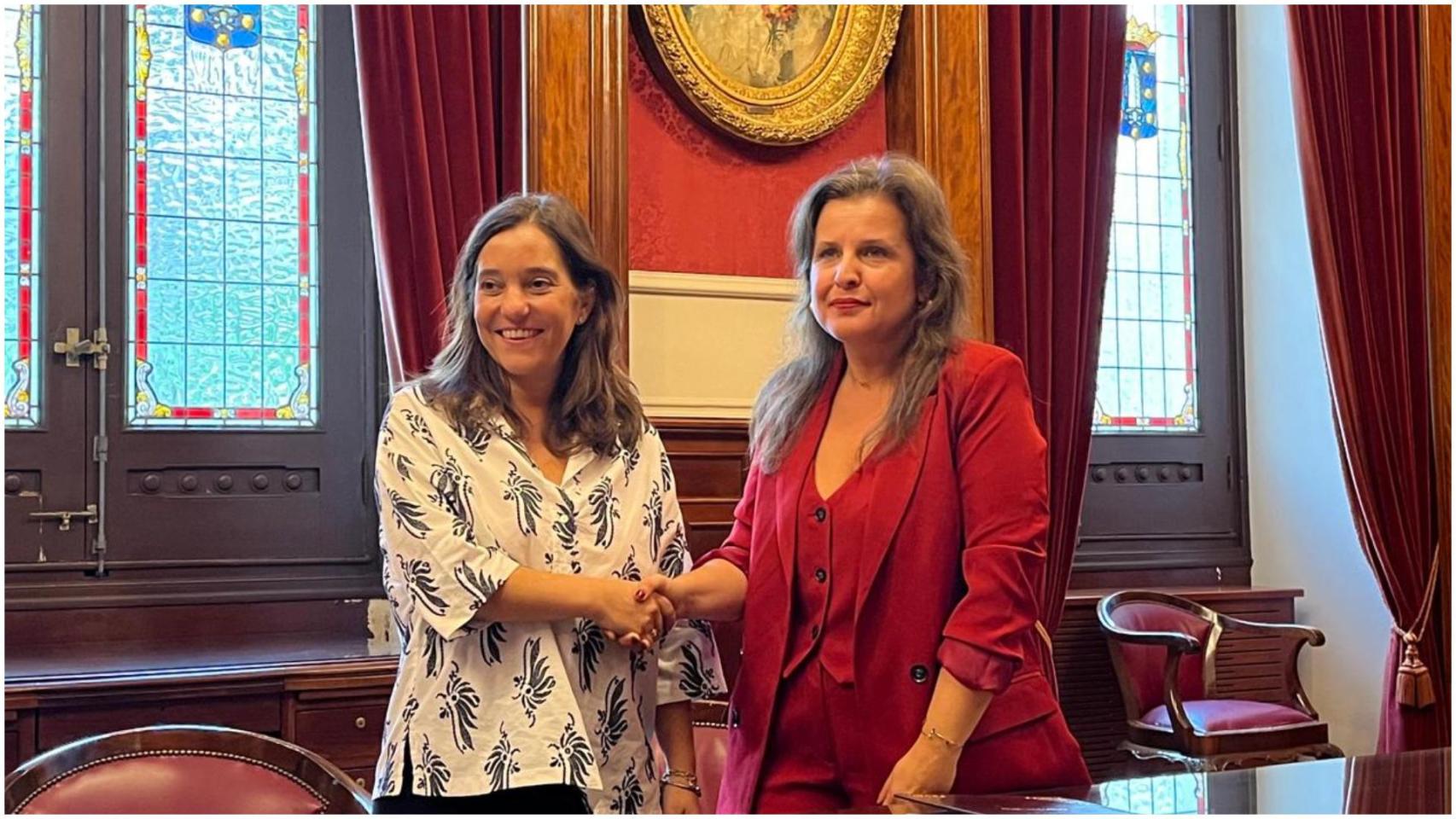 La alcaldesa, Inés Rey, y la presidenta de la asociación de Pocomaco, Lucía López