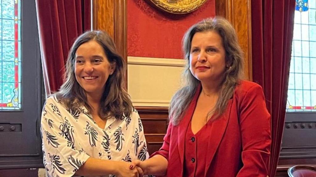 La alcaldesa, Inés Rey, y la presidenta de la asociación de Pocomaco, Lucía López