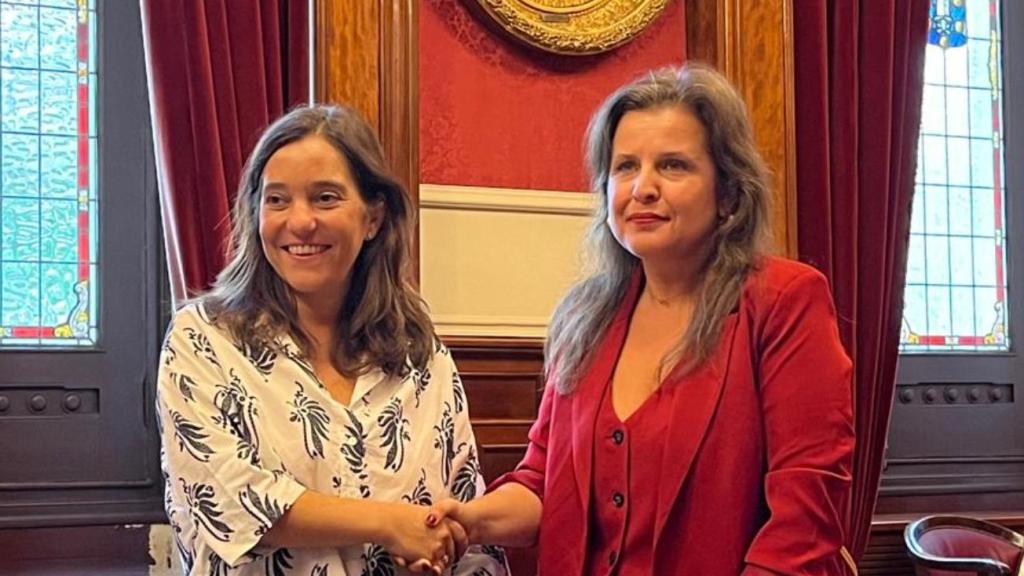 La alcaldesa, Inés Rey, y la presidenta de la asociación de Pocomaco, Lucía López