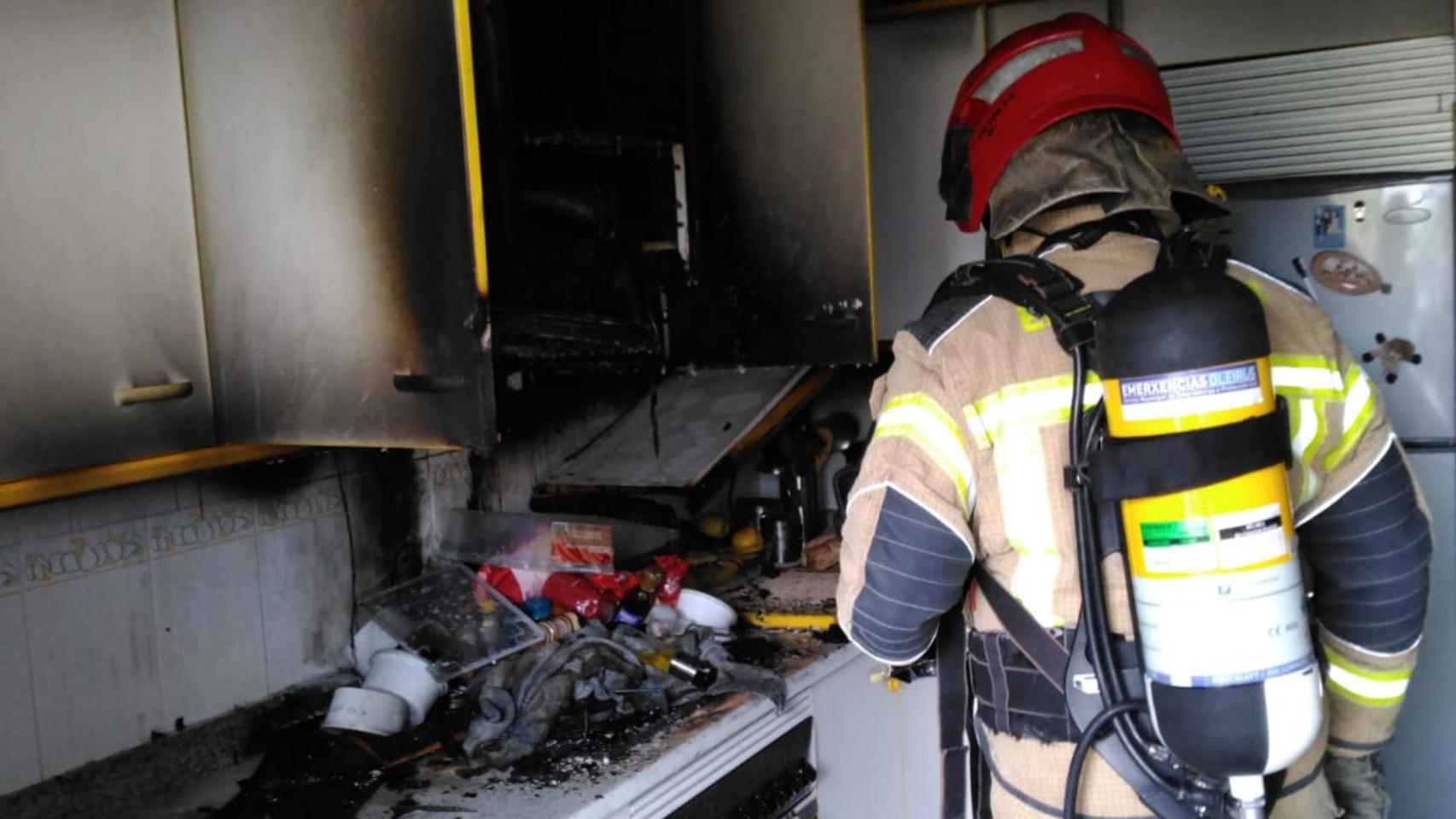 Un trasladado por quemaduras en el incendio de una cocina en Arillo en Oleiros (A Coruña)