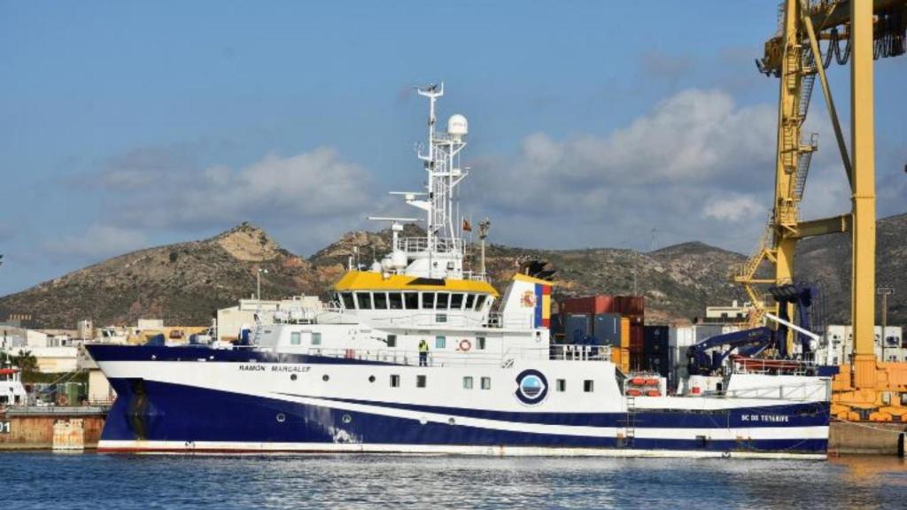 Remolcan al buque oceanográfico Ramón Margalef tras quedar a la deriva.