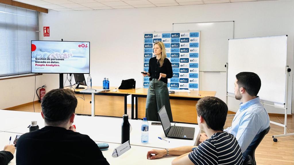 Imagen de una clase de la última edición del máster con Marta Pereiro, Business & Transformation Director en EOS Spain. Docente en el Máster RRHH